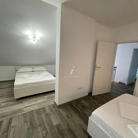 Miamar קוסטינסטי